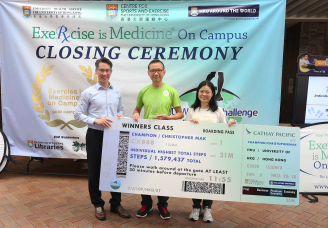 Vice President and Pro-Vice-Chancellor (Global) Professor John Kao and Director of the University Health Services Dr. Cheung Man Kuen present prizes to Mr Christopher Mak, individual winner of the HKU Walking Challenge, who completed 1,579,437 steps in one month.