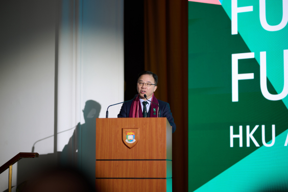 港大校長張翔教授在啟動儀式上對返校的校友表示熱烈歡迎。