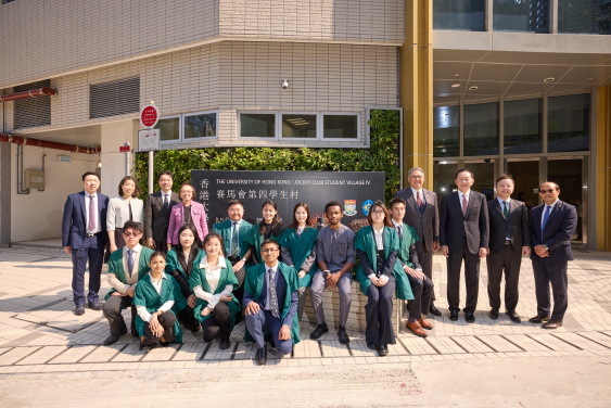 (左起) 四所學院院長孔繁毅教授、李珮華教授、陳肇始教授、施凱閔教授、馬會董事黃嘉純先生、香港大學校務委員會主席王冬勝博士及香港大學校長張翔教授、學生事務長謝樹基教授於賽馬會第四學生村和同學合照。
 