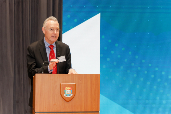 港大副校長（教學） 何立仁教授