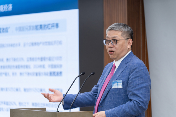 港大經管學院金融學實務教授巴曙松教授發表主旨演講。