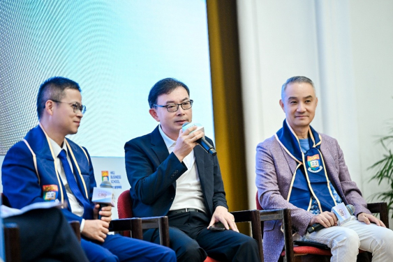 (From left) Mr. Qiying Zhang, President & Chief Technology Officer of MingYang Smart Energy Group; Mr. Donghai Liu, Chairman of Dixintong Technology Group Co., Ltd.; and Mr. Xianxiang Yang, Executive Director & Chairman of SITC International Holdings Co., Ltd., participate in the epic dialogue titled “Strategies of Chinese Enterprises Going Overseas”.
