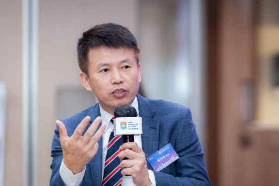 Professor Hongbin CAI, Dean and Chair of Economics, Director of the Institute of China Economy (ICE) of HKU Business School, delivers the welcoming remarks.