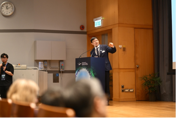 Research presentation by Professor Guojun HE, The Hong Kong Jockey Club Professor in Economics; Director, HKU Jockey Club Enterprise Sustainability Global Research Institute; Associate Director, Institute of China Economy.
 