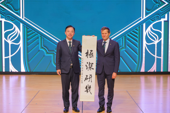 Professor Xiang Zhang presents souvenirs to Nobel Laureates. 