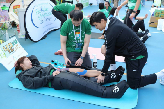On race day, a dedicated HKU booth provided runners with recovery support.